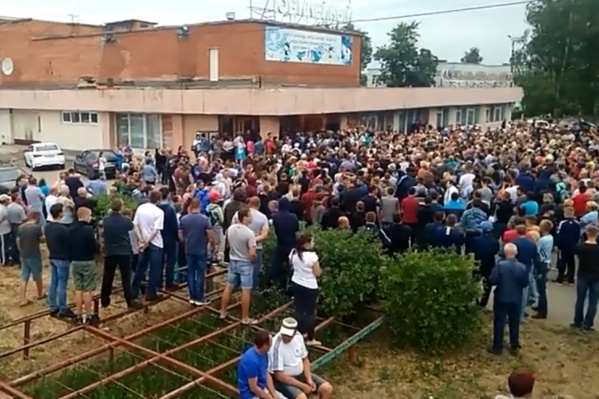 Кадр с видеозаписи народного схода. На протест вышло около полутора тысяч человек Кадр с видеозаписи народного схода. На протест вышло около полутора тысяч человек