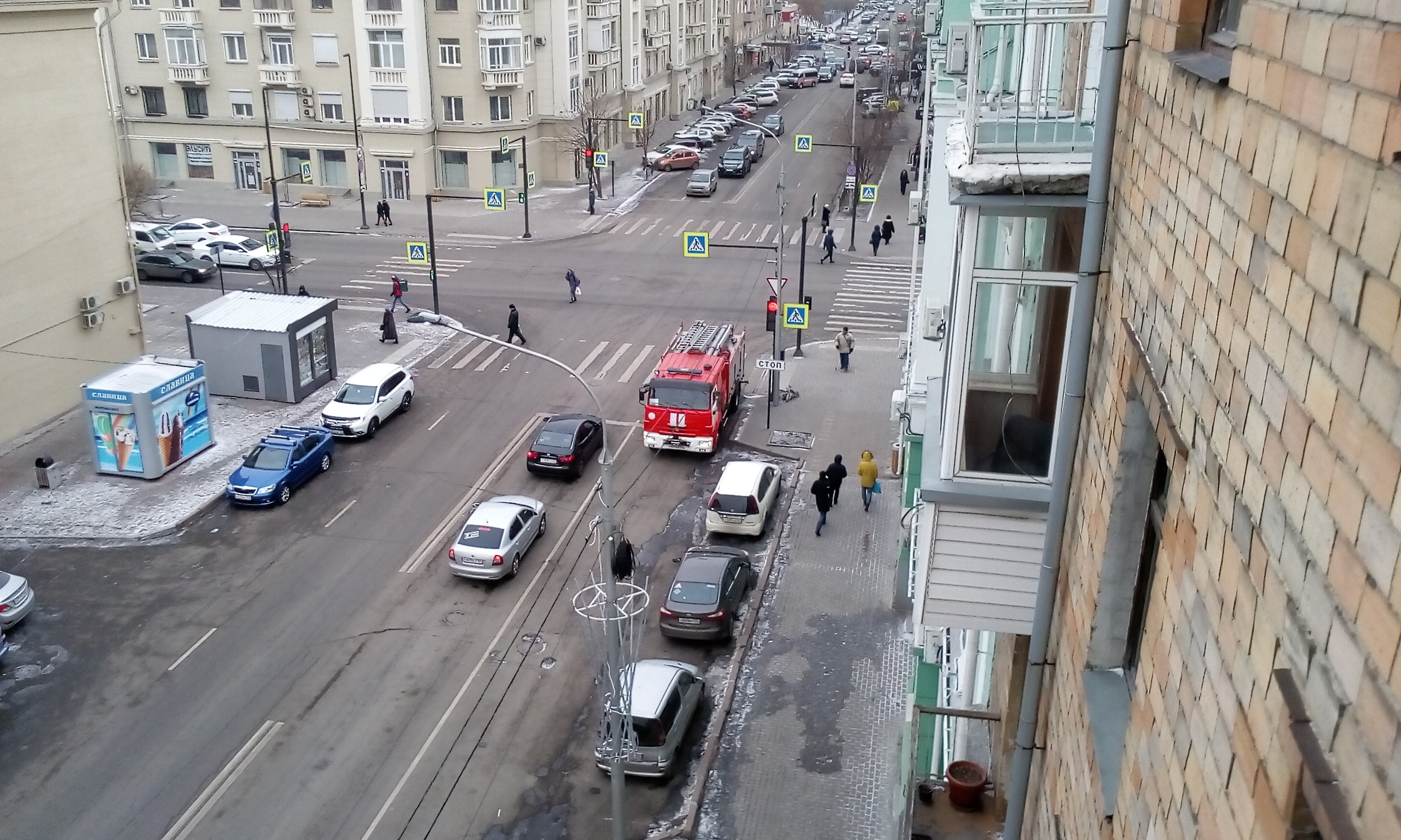 Машина пожарных возле Министерства финансов Машина пожарных возле Министерства финансов