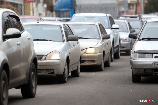 Автомобили движутся не быстрее 10 км/ч Автомобили движутся не быстрее 10 км/ч