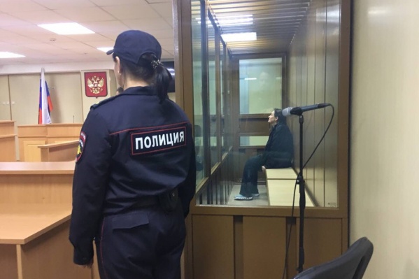 Александра Кутергина, несмотря на шесть дней голодовки, старалась держаться бодро. За несколько минут до начала суда она успела сказать присутствующим, что чувствует себя хорошо Александра Кутергина, несмотря на шесть дней голодовки, старалась держаться бодро. За несколько минут до начала суда она успела сказать присутствующим, что чувствует себя хорошо