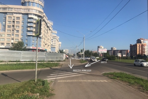 Мальчик пересекал дорогу на велосипеде Мальчик пересекал дорогу на велосипеде