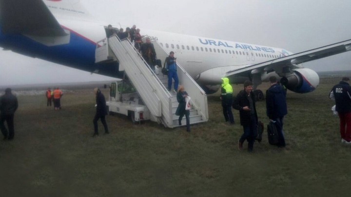 В Симферополе самолёт "Уральских авиалиний" с екатеринбуржцами на борту выкатился за пределы полосы