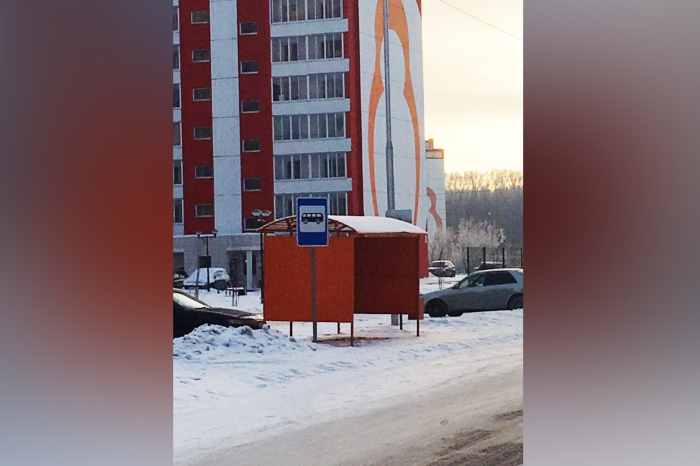 Остановка между домами Дмитрия Шмонина, 6 и 10 появилась месяц назад Остановка между домами Дмитрия Шмонина, 6 и 10 появилась месяц назад