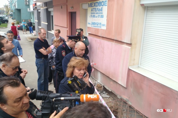 У спорного подвала побывала целая комиссия: с главой района и полицией У спорного подвала побывала целая комиссия: с главой района и полицией 