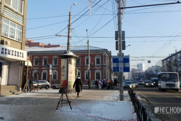 Сосулька продолжает висеть на проводах Сосулька продолжает висеть на проводах