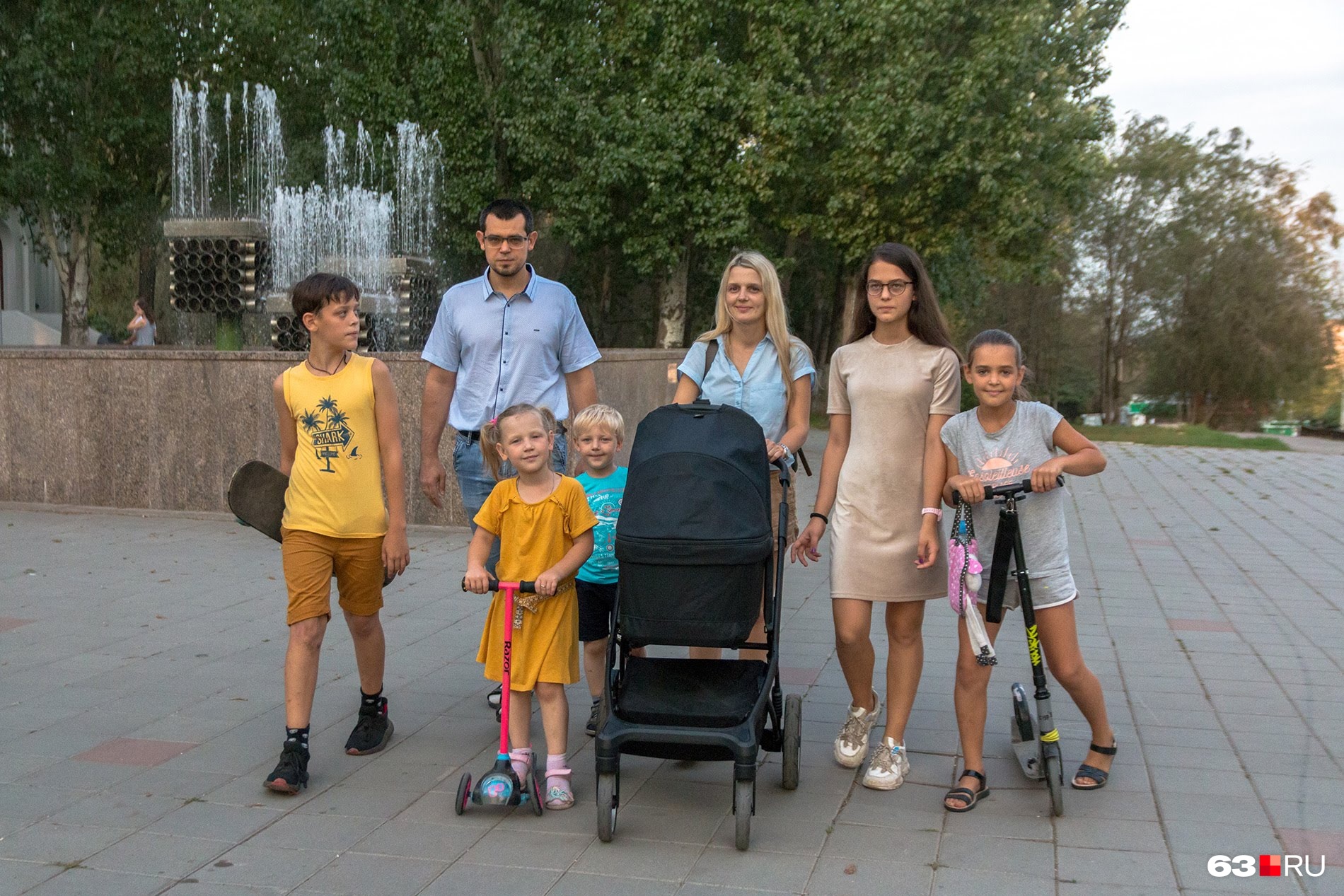 Собрать всех в одном кадре не просто: Василий и Мария с детьми Васей, Василисой, Федей, Колей (в коляске), Настей и Ирой (слева направо)<br> Собрать всех в одном кадре не просто: Василий и Мария с детьми Васей, Василисой, Федей, Колей (в коляске), Настей и Ирой (слева направо)<br>