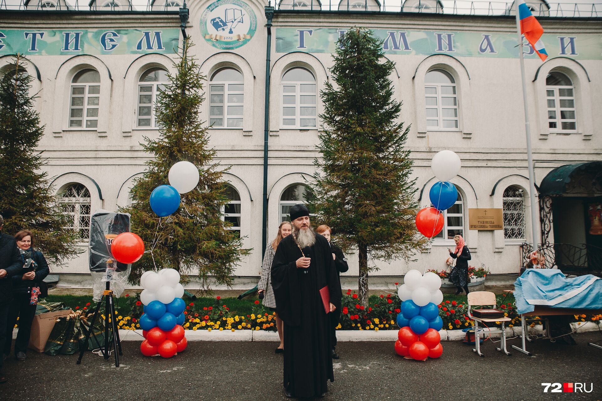 Яркие воздушные шары, музыка и выступление директора — все, как и в других школах сегодня. Вернее, почти все... Яркие воздушные шары, музыка и выступление директора — все, как и в других школах сегодня. Вернее, почти все...