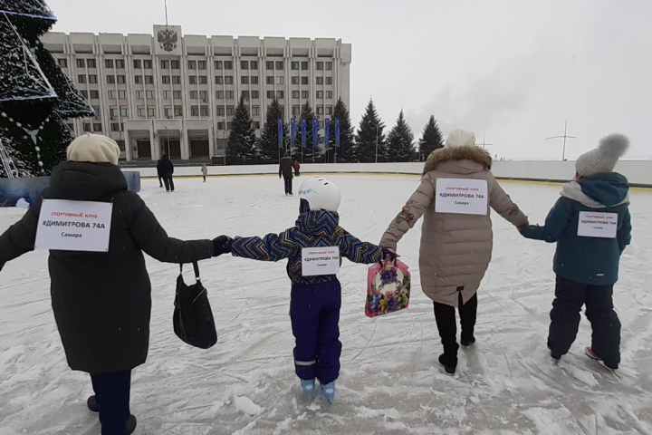 Такой необычный «митинг» провели дольщики Димитрова, 74а перед «белым домом» 11 января<br>