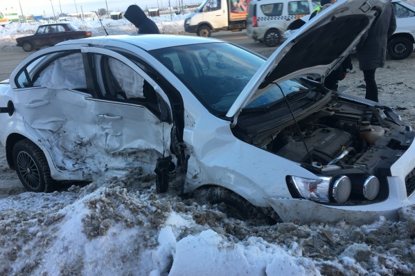 Удар пришелся на правую часть корпуса автомобиля Удар пришелся на правую часть корпуса автомобиля