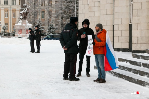 Пока депутаты запрещали референдум, около 10 человек пикетировали на площади Ленина и Троицком проспекте Пока депутаты запрещали референдум, около 10 человек пикетировали на площади Ленина и Троицком проспекте