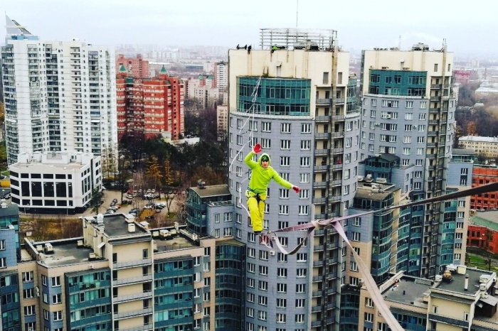 Был сильный ветер, и канатоходца сдувало Был сильный ветер, и канатоходца сдувало