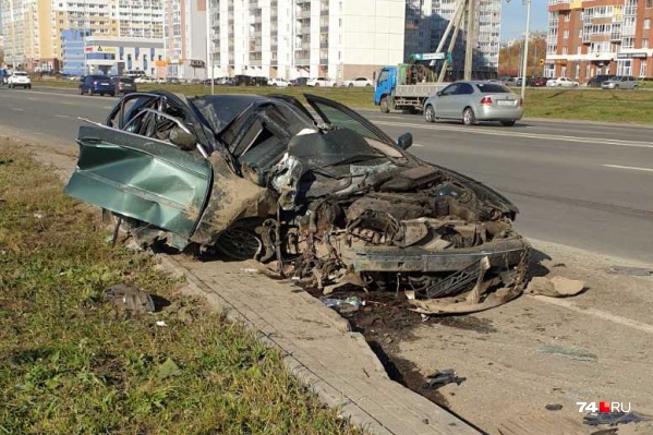 BMW после встречи со столбом превратился в груду металла. Очевидцы сравнили его с кабриолетом BMW после встречи со столбом превратился в груду металла. Очевидцы сравнили его с кабриолетом