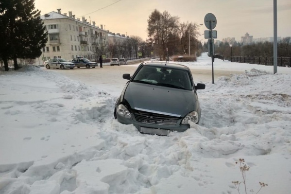 «Приора» нарушителя застряла в сугробах «Приора» нарушителя застряла в сугробах