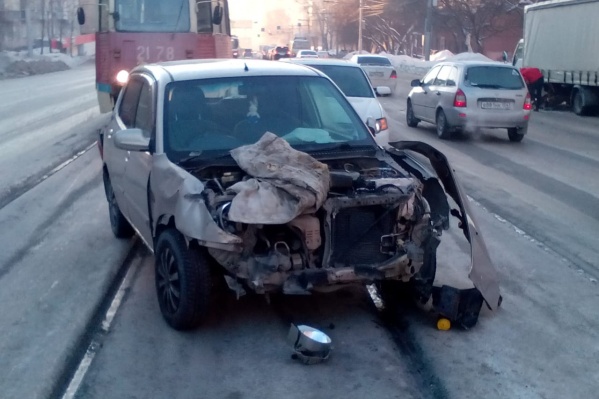 ДТП случилось недалеко от дома Сибиряков-Гвардейцев, 36 ДТП случилось недалеко от дома Сибиряков-Гвардейцев, 36