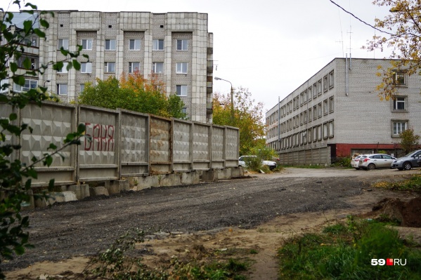 Власти планируют построить здесь новую дорогу, не попадающую на участок частного предпринимателя Власти планируют построить здесь новую дорогу, не попадающую на участок частного предпринимателя