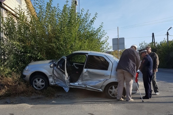 Уже вторую неделю новые светофоры мигают водителям лишь желтым Уже вторую неделю новые светофоры мигают водителям лишь желтым 