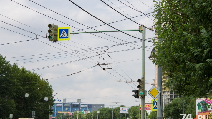 В Челябинске «прокачали» светофор на Труда: столб, на котором он установлен, теперь тоже светится