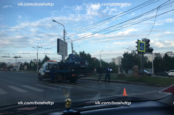 Изувеченный автомобиль увезли на эвакуаторе, едва ли он уже когда-либо поедет сам Изувеченный автомобиль увезли на эвакуаторе, едва ли он уже когда-либо поедет сам