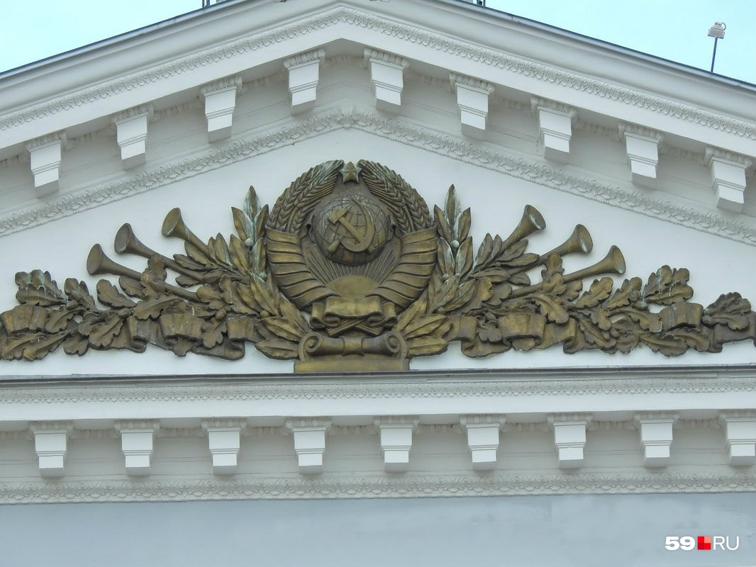 На фронтоне театра — герб, дубовые листья и фанфары