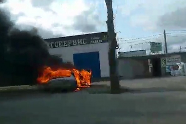 Машина полностью выгорела за считаные минуты Машина полностью выгорела за считаные минуты
