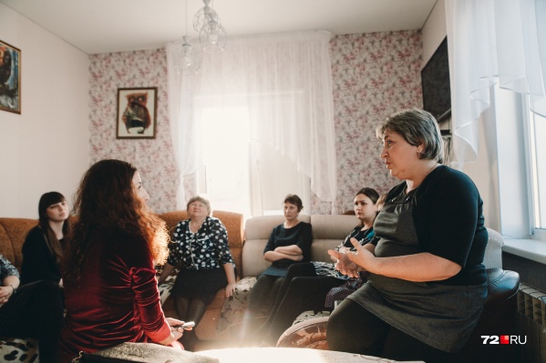 Родители восьмерых второклашек (в общей сложности семь семей) конфликтуют с учителем уже полгода. На встрече с журналистом 72.RU они рассказали, почему недовольны педагогом Надеждой Мартыновой Родители восьмерых второклашек (в общей сложности семь семей) конфликтуют с учителем уже полгода. На встрече с журналистом 72.RU они рассказали, почему недовольны педагогом Надеждой Мартыновой 