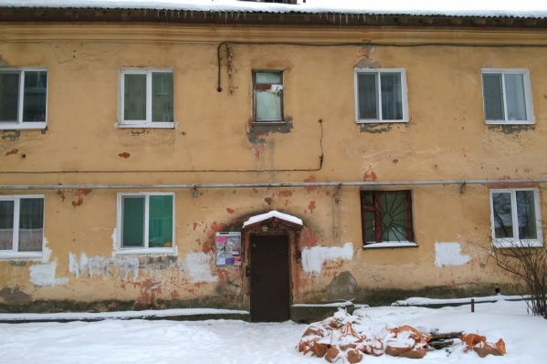 В выходные в этом доме рухнул потолок В выходные в этом доме рухнул потолок