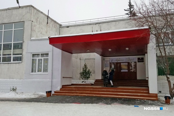 Конфликт произошёл 20 ноября. Сын омской журналистки не стал чистить снег в школьном дворе и ушёл. Дома он сказал, что почувствовал себя плохо Конфликт произошёл 20 ноября. Сын омской журналистки не стал чистить снег в школьном дворе и ушёл. Дома он сказал, что почувствовал себя плохо
