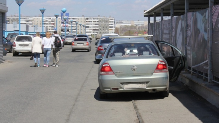Новые ловушки у ТРК: автомобиль челябинца эвакуировали с тротуара-невидимки
