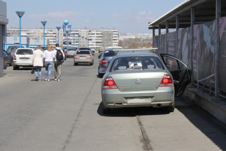 Автомобиль Александра стоял примерно как этот Nissan Автомобиль Александра стоял примерно как этот Nissan