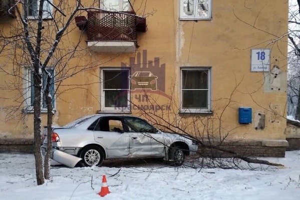 Водитель врезался в стену дома на Львовской, 18 Водитель врезался в стену дома на Львовской, 18