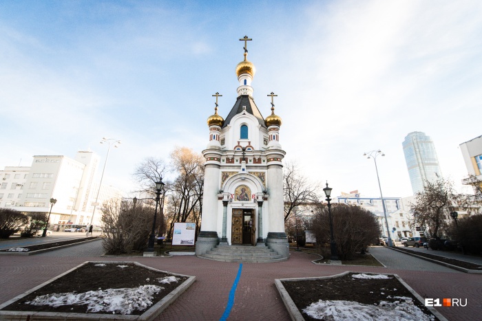 Часовенка на площади Труда была построена в 1991 году Часовенка на площади Труда была построена в 1991 году