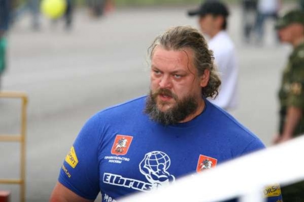 Алексей Медведев готовится протащить военный самолет, впереди полгода тренировок Алексей Медведев готовится протащить военный самолет, впереди полгода тренировок