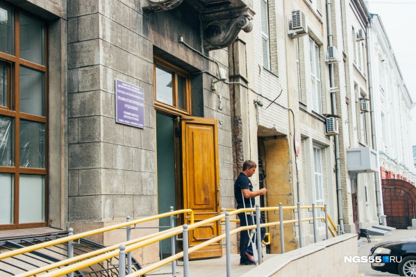 В травматологию люди часто добираются на костылях — но стульев в коридоре хватает на всех В травматологию люди часто добираются на костылях — но стульев в коридоре хватает на всех