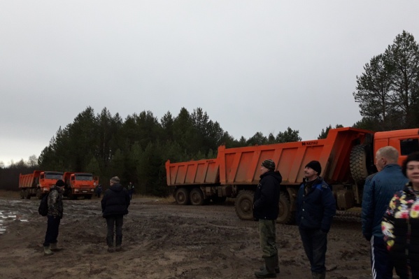 На дороге в Мадмасе активисты дежурят с вечера На дороге в Мадмасе активисты дежурят с вечера
