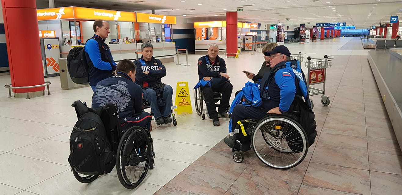 «Обошлись сухо, помочь не пытались»: челябинскому паралимпийцу отказали в месте на рейс из Праги