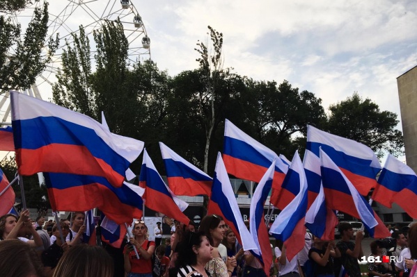Мероприятия в честь праздника прошли на нескольких городских площадках — в том числе и на Театральной площади Мероприятия в честь праздника прошли на нескольких городских площадках — в том числе и на Театральной площади