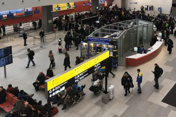 Утро в аэропорту началось со столпотворения Утро в аэропорту началось со столпотворения