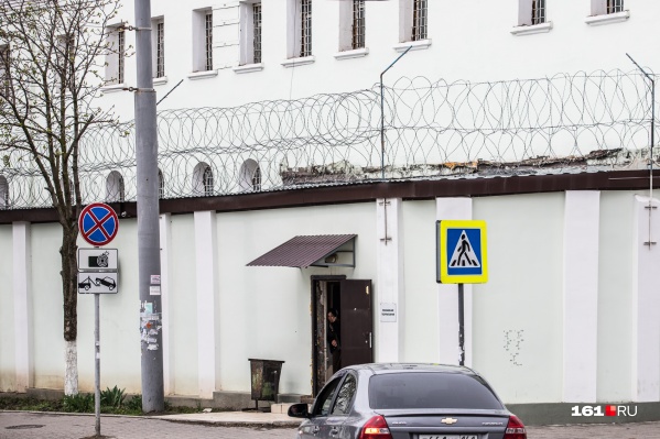 Пока идет следствие, подозреваемые находятся под стражей Пока идет следствие, подозреваемые находятся под стражей
