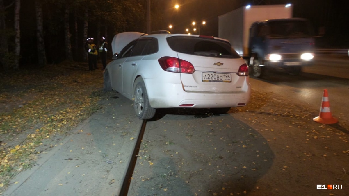 На Московской водитель Chevrolet Cruze врезался в дерево и сбежал в лес |  15.09.2018 | Екатеринбург - БезФормата