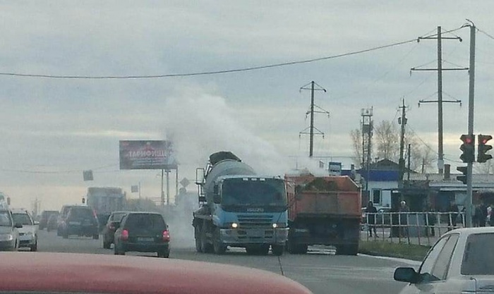 Источник дыма был между кабиной и кузовом Источник дыма был между кабиной и кузовом