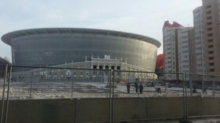 У Центрального стадиона начали сносить временные заборы