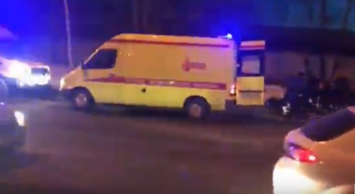 Девушку и парня увезли в больницу на скорой Девушку и парня увезли в больницу на скорой