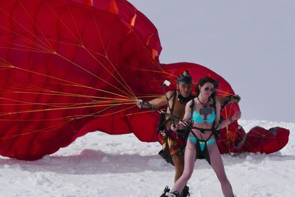 Сибирячка в бикини и сноубордист с голым торсом пролетели на параплане над Шерегешем