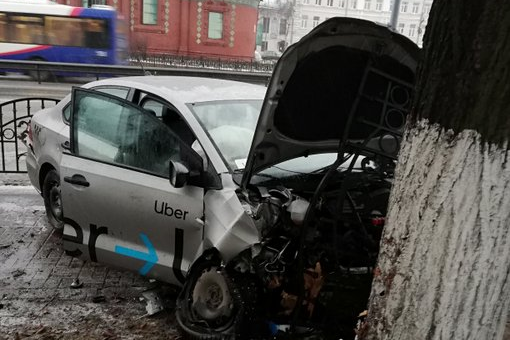 Снёс забор, влетел в дерево: в центре Ярославля таксист с пассажиром на борту попал в ДТП