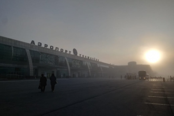 Утром на аэропорт Толмачёво опустился туман — видимость снизилась до 50 метров Утром на аэропорт Толмачёво опустился туман — видимость снизилась до 50 метров