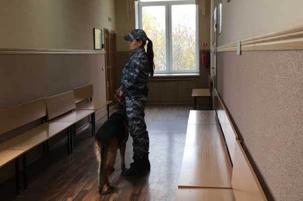 Это фото из коридора суда. Перед началом процесса корреспондент 59.ru попросила разрешение на съемку у секретаря, но ей ответили, что передать просьбу судье невозможно. Поэтому на самом процессе фотографировать было невозможно Это фото из коридора суда. Перед началом процесса корреспондент 59.ru попросила разрешение на съемку у секретаря, но ей ответили, что передать просьбу судье невозможно. Поэтому на самом процессе фотографировать было невозможно