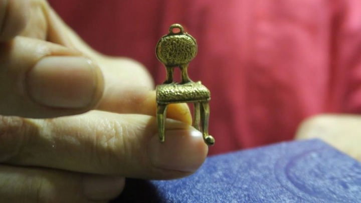 Внучка автора "12 стульев" подарила Николаю Коляде раритетный крошечный стул, принадлежавший её деду