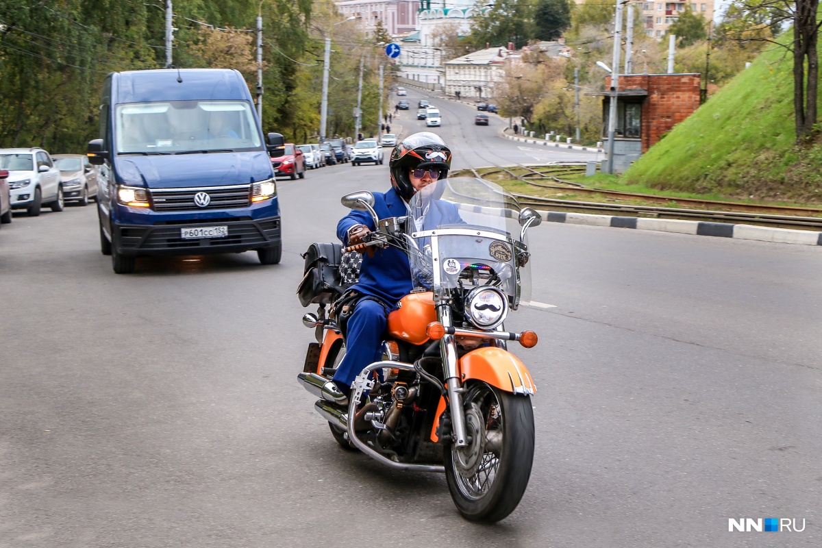 Винтажные мотоциклы и галстуки: в Нижнем Новгороде прошёл благотворительный заезд джентльменов
