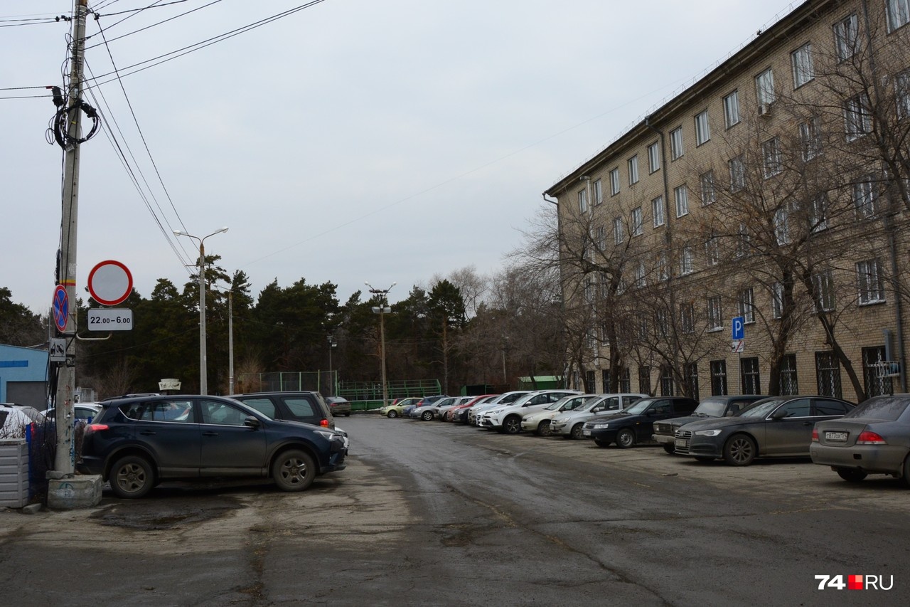 Площадка перед студенческой поликлиникой разрешает парковку, но движение по ней в ночные часы запрещено (исключение — сотрудники медучреждения) Площадка перед студенческой поликлиникой разрешает парковку, но движение по ней в ночные часы запрещено (исключение — сотрудники медучреждения)
