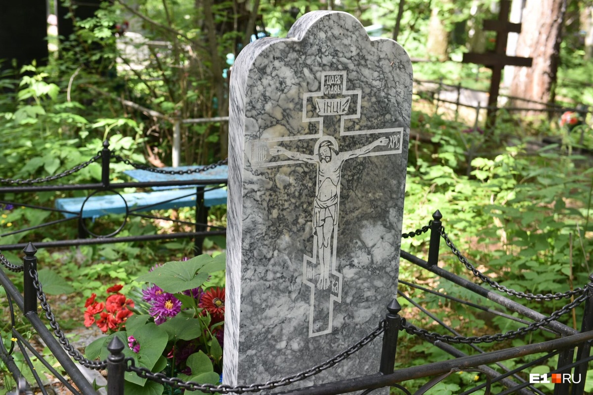 Кладбища с историей: где похоронены уральский министр — противник ЕГЭ и герой, спасший 16 человек